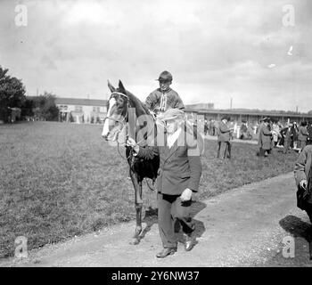 Junge Jockey von Eleven. Ian Martin, der in Newbury fuhr, ist ein Sohn von Mr. E. Martin, dem Trainer von Ogbourne. Martins geht zum Rennen. 24. September 1927 Stockfoto