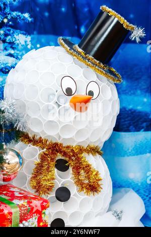 Ein großer Schneemann mit Geschenken am Weihnachtsbaum Stockfoto