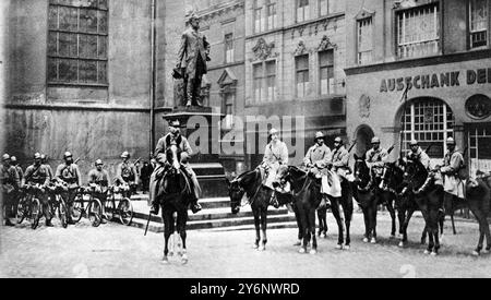 Französische Militärgeste gegen Deutschland: Der Einzug nach Essen: Neben der Statue des großen deutschen Waffenmachers Krupp: Ein französischer General auf dem Marktplatz von Essen, mit einer Kavallerie-Patrouille und einer Leiche von Radfahrern, nach dem Einzug in die Stadt. 20. Januar 1923 Stockfoto