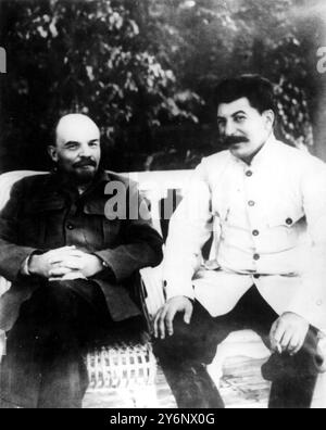 Joseph Stalin mit Lenin 1922 Stalin, Joseph (auch Josef Stalin; orig. Iosif Vissarionowitsch Dschugaschwili) sowjetischer Diktator und kommunistischer Politiker; Generalsekretär der Kommunistischen Partei der Sowjetunion 1924–1953; de-facto-Diktator der Sowjetunion 1929–1953; Nichtangriffspakt mit Nazi-Deutschland 1939; Premierminister der Sowjetunion 1941–1953; sowjetischer Verteidigungsminister 1941-1947  1879-1953 Lenin, Wladimir Iljitsch (auch Nikolai Lenin; orig. Wladimir Iljitsch Uljanow) russischer kommunistischer Politiker und Revolutionär; 1. Premierminister der Sowjetunion 1917-1924; Chef der Kommunistischen Partei der Sowjetunion 1923-1924; Vater von Stockfoto