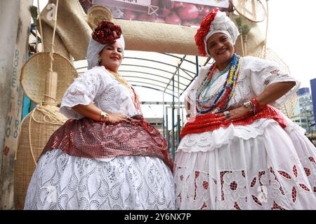 Typische Kleidung aus bahia salvador, bahia, brasilien - 25. september 2024: Frauen tragen typische bahianische Kleidung in der Stadt Salvador. SALVADOR BAHIA BRASILIEN Copyright: XJoaxSouzax 250924JOA034 Stockfoto