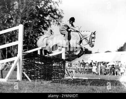 New Forest Show bei Totton Hon Pamela Digby in der Springklasse 1933 für Kinder Stockfoto