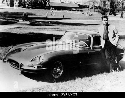 Jacques Charrier, der entfremdete Ehemann des französischen Filmstars Brigitte Bardot, posiert mit seinem Kauf des ersten Jaguar Cabriolets in Gunmetal-Grau, das auf dem Genfer Autosalon am 16. März 1961 ausgestellt wurde Stockfoto