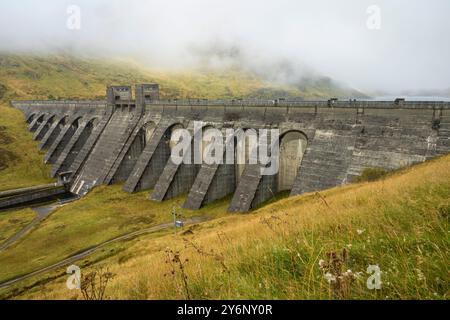 Lawers Dam taucht aus dem Nebel in der Nähe von Killin, Perthshire, Schottland, Großbritannien auf Stockfoto