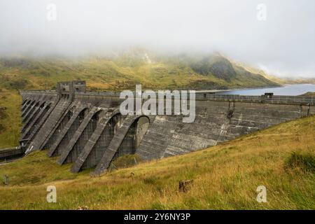 Lawers Dam taucht aus dem Nebel in der Nähe von Killin, Perthshire, Schottland, Großbritannien auf Stockfoto