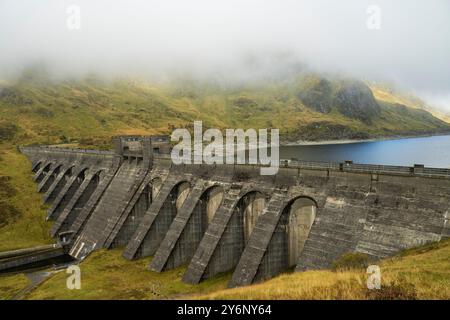 Lawers Dam taucht aus dem Nebel in der Nähe von Killin, Perthshire, Schottland, Großbritannien auf Stockfoto