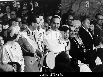 Athen Griechenland: König Badouin von Belgien Kappe in der Hand, und seine Frau Königin Fabiola treffen hier in der Metropolitanbasilika der Verkündigung ein, um an der Hochzeit von König Konstantin von Griechenland und Prinzessin Anne Marie von Dänemark am 18. September 1964 teilzunehmen Stockfoto