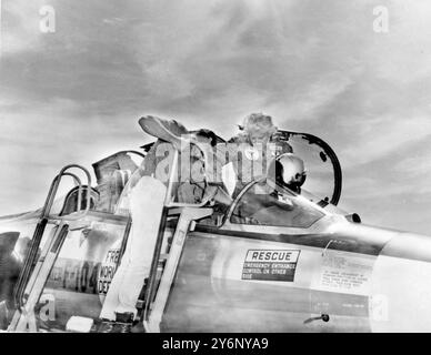 Jacqueline Cochran ist die weltweit berühmteste Pilotin mit Lockheed TF-104G Super Starfighter, die sie ansteuerte, um neue feminine Geschwindigkeitsrekorde in der Welt über der Edwards Air Force Base Kalifornien zu erzielen. Stockfoto