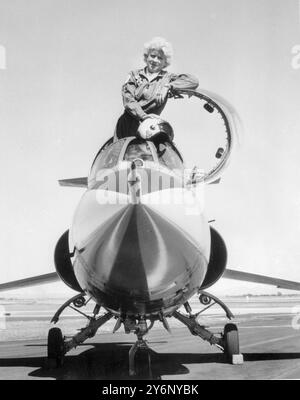 Jacqueline Cochran ist die weltweit berühmteste Pilotin mit Lockheed TF-104G Super Starfighter, die sie ansteuerte, um neue feminine Geschwindigkeitsrekorde in der Welt über der Edwards Air Force Base Kalifornien zu erzielen. Stockfoto