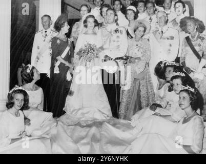 Das Bild der königlichen Hochzeitsgruppe, das heute im Königspalast aufgenommen wurde, nach der Hochzeit von König Konstantin von Griechenland mit Prinzessin Anne Marie von Dänemark links nach rechts: König Frederik von Dänemark, Königin Ingrid von Dänemark, Königin Anne Marie und König Konstantin von Griechenland, Königin Mutter Frederika, König Gustav Adolf von Schweden im Vordergrund. links sind die Brautjungfern Prinzessin Anne und Prinzessin Christina von Dänemark im Hintergrund sind Prinzessin Sophia von Griechenland und ihr Ehemann Juan Carlos von Bourbon Parma und Prinz Michael von Griechenland auf der rechten Seite. September 1964 Stockfoto