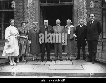 Lord Beaverbrook ist hier in der Gruppe zu sehen, als der ehemalige US-Präsident Harry Truman im Juni 1956 Sir Winston Churchill in Chartwell, Westerham, Kent besuchte: Sir Winstons Töchter Mary und Sarah, Mrs Harry Truman, Sir Winston Churchill Mr Truman Lady Churchill Lord Beaverbrook und Captain Christopher Soames Schwiegersohn von Sir Winston. Juni 1956 Stockfoto