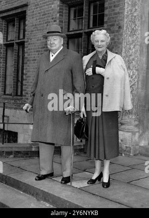 Sir Winston Churchill und Lady Clementine Churchill Sir Winston traten kürzlich als Premierminister zurück. Hier werden sie gesehen, wie sie ihr Zuhause in Chartwell, Westerham, Kent verlassen haben, um am 12. April 1955 nach Sizilien zu reisen Stockfoto