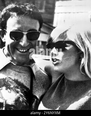 Hollywood U.S.A: Der schwedische Filmstar und Ehefrau Britt Ekland und Peter Sellers am Set „Kiss Me Studip“ mit einem Anzug über den Köpfen für Britt Ekland, der das Set von „Guns of Batasi“ in Pinewood in London durchläuft, um zu Verkäufern zu fliegen. 2. April 1964 Stockfoto