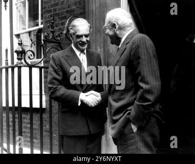 John Foster Dulles, US-Außenminister, wird gezeigt, wie er Sir Anthony Eden auf den Stufen der Downing St 10 die Hand schüttelt, nachdem Herr Dulles heute nach der Teilnahme an der Suez-Kanalkonferenz am 24. August 1956 dort Abschied nahm Stockfoto