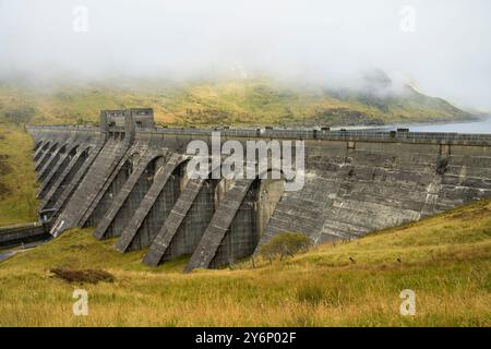 Lawers Dam taucht aus dem Nebel in der Nähe von Killin, Perthshire, Schottland, Großbritannien auf Stockfoto