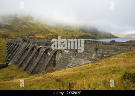 Lawers Dam taucht aus dem Nebel in der Nähe von Killin, Perthshire, Schottland, Großbritannien auf Stockfoto