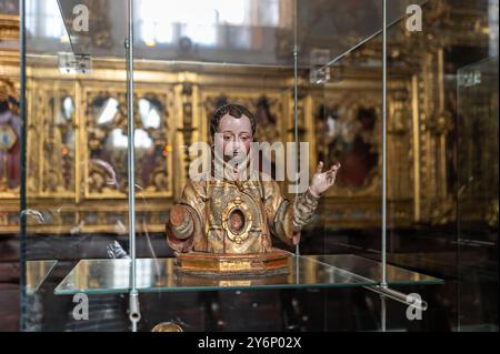 Lissabon, Portugal - 8. September 2024 : Eine detaillierte Holzskulptur ist in einem schützenden Glasgehäuse in einem Museum ausgestellt. Stockfoto