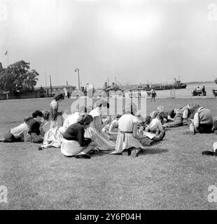 Unterricht am Fluss: Kinder der Holy Trinity Church of England School, Gravesend, Kent, haben oft Unterricht auf der Themse. 23. Juni 1958 Stockfoto