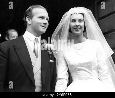 Ein Bild der Bibliothek im Mai 1960 von Robert Sangster, dem Tag, an dem er die ehemalige Miss Christine Street in Penrith, Cumbria, heiratete. Herr Sangster, Verona Pools der 40-jährige gemeinsame Vorsitzende soll heute mit der Frau des australischen Außenministers abgehauen sein. Ein Hotel in Südfrankreich bestätigte, dass beide hier übernachtet hatten, aber heute Morgen abgereist waren. Herr Sangster soll sich von seiner Frau getrennt haben und mit Frau Susan Peacock, 34, davongelaufen sein. Ihr Vater ist John Rossiter, Generalagent in London für Victoria State, Australien. 11. Juni 1976 Stockfoto