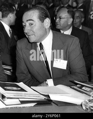 Adnan Menderes (hier im Bild), Premierminister der Türkei, wurde heute Abend (Dienstag) am Flughafen Gatwick als sicher erklärt, nachdem das Militär, das ihn für die Zypern-Konferenz nach Großbritannien brachte, einige Meilen nordöstlich von Horsham, Sussex, abgestürzt war. 17. Februar 1959 Stockfoto