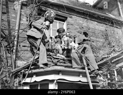 Alte Hocktide Custom beobachtet in Hungerford: Tutti-Männer fordern ihren Tribut an Küssen während des Festivals in Hungerford. 5. April 1932 Stockfoto