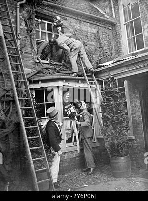 Alte Hocktide Custom beobachtet in Hungerford: Tutti-Männer fordern ihren Tribut an Küssen während des Festivals in Hungerford. 5. April 1932 Stockfoto