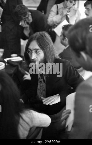 Herr Allan Klein, Berater der Beatles und ihres Musikkonzerns „Apple“, hört Beatle John Lennon und seine Frau Yoko Ono an die Fragen von Reportern im Apple Headquarters in Savile Row London am 28. April 1969 Stockfoto