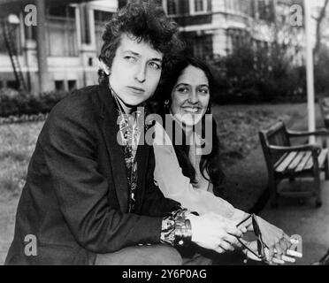 27. April 1965: Amerikanische Folksänger Bob Dylan und Joan Baez im Savoy in London. Bob ist auf Tour in Großbritannien. Stockfoto