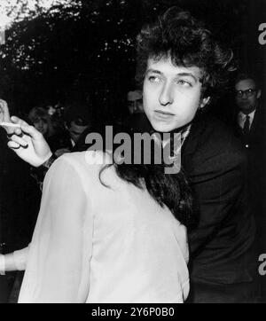 27. April 1965: US-amerikanische Folk-Sänger Bob Dylan und Joan Baez im Savoy, London. Sie sind auf Tour in Großbritannien. Stockfoto