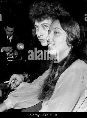 27. April 1965: Amerikanische Folksänger Bob Dylan und Joan Baez im Savoy in London. Bob ist auf Tour in Großbritannien. Stockfoto