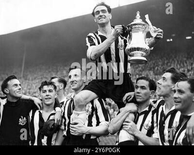 3. Mai 1952: Das Finale des FA Cups im Wembley Stadium. Newcastle United (1) gegen Arsenal (0). Joe Harvey, der Kapitän von Newcastle, wird von seinen Teamkollegen geleitet, nachdem er die Trophäe von Mr. Winston Churchill erhalten hatte. Newcastle gewann den Pokal zum zweiten Mal in Folge. (l-r) Ronnie Simpson, Torhüter, Billy Foulkes, Jackie Milburn (hinten), Frank Brennan, Joe Harvey, Ted Robledo, Bobby Mitchell und Bob Cowell. Stockfoto