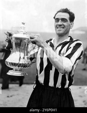 3. Mai 1952: Das Finale des FA Cups im Wembley Stadium. Newcastle United (1) gegen Arsenal (0). Foto zeigt: Joe Harvey Kapitän und rechte Hälfte von Newcastle United, hält die FA Cup Trophäe, nachdem er von Winston Churchill erhielt. Stockfoto