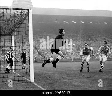 3. Mai 1952: Das Finale des FA Cups im Wembley Stadium. Newcastle United (1) gegen Arsenal (0). Fotoshows: Ronnie Simpson, Torhüter von Newcastle United, springt um den Ball zu nehmen und vereitelt Logie, Arsenals Innenseite rechts und Holton, ihren Mittelstürmer. Im Netz ist Alfred McMichael zu sehen, Newcastle's Linker. Stockfoto