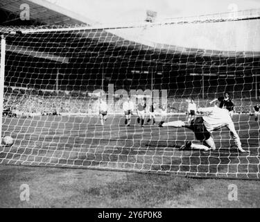 6. April 1963: England (1) gegen Schottland (2) in Wembley. Foto zeigt: Englands Torhüter Gordon Banks (Leicester City) trifft die schicksalhafte Entscheidung, nach rechts zu springen und der Ball fliegt links vom Tor, als J Baxter den Elfmeterschieß für Schottlands zweites Tor verdeckt. Stockfoto