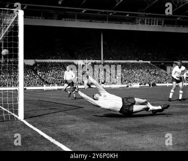 6. April 1963: England gegen Schottland in Wembley. Foto zeigt: Englands Torhüter Gordon Banks (Leicester City) wirft sich rückwärts, hält aber diesen Schuss von Baxter nicht ab (nicht auf Foto). Stockfoto