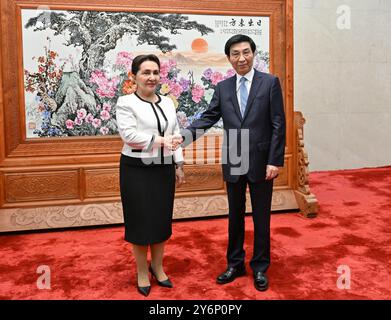 Peking, China. September 2024. Wang Huning, Vorsitzender des Nationalen Komitees der Politischen Konsultativen Konferenz des chinesischen Volkes (KPCC), trifft sich am 26. September 2024 in Peking, der Hauptstadt Chinas, mit Tansila Narbayeva, der Vorsitzenden des Senats von Usbekistan. Quelle: Yin Bogu/Xinhua/Alamy Live News Stockfoto