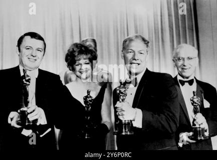 11. April 1968: Santa Monica, USA: Die großen Gewinner der 40. Oscars Annual Academy Awards posieren nach der Zeremonie. l-r: Rod Steiger, bester Schauspieler; Estelle Parsons, beste Nebendarstellerin; George Kennedy, der beste Nebendarsteller und George Cukor, der im Namen von Audrey Hepburn den Preis für die beste Schauspielerin annahm. Stockfoto