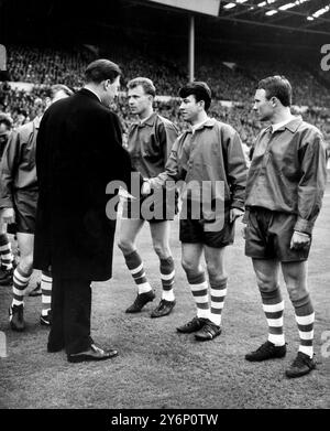 2. Mai 1964: Das Finale des FA Cups im Wembley Stadium. Preston North End (2) gegen West Ham United (3). Foto zeigt: Howard Kendall, der jüngste Spieler in einem Pokalfinale in Wembley, schüttelt dem Earl of Harewood die Hand, als ihm das PNE-Team vor dem Auftakt präsentiert wird. Der 17-Jährige hatte ein gutes Spiel, aber West Ham erzielte den Sieger in den letzten Momenten.25. Mai 1963: Das FA-Cup-Finale im Wembley Stadium. Manchester United (3) gegen Leicester City (1). Das zweite Tor von United wird von Herde (#9) erzielt, während Denis Law (#10) die Arme hochwirft Stockfoto