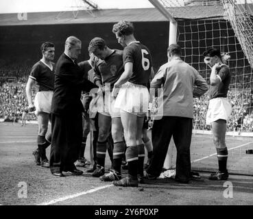 3. Mai 1958: Das Finale des FA Cups im Wembley Stadium. Bolton Wanderers (2) gegen Manchester United (0). Foto zeigt: Zurück auf den Beinen, aber das Zentrum eines ängstlichen Clusters ist Manchesters Torhüter Gregg, der verletzt wurde, als Nat Lofthouse Boltons zweites Tor erzielte. (6) auf dem Foto ist die linke Hälfte von United, Crowther. Stockfoto