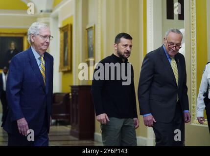 Washington, Usa. September 2024. Der ukrainische Präsident Wolodymyr Zelensky (C) geht mit dem Mehrheitsführer des Senats Chuck Schumer (R) und dem Minderheitenführer des Senats Mitch McConnell am Donnerstag, den 26. September 2024 im US-Kapitol in Washington DC. Zelensky wird bei einem Treffen mit US-Beamten diese Woche einen „Plan für den Sieg“ skizzieren. Foto: Bonnie Cash/UPI Credit: UPI/Alamy Live News Stockfoto