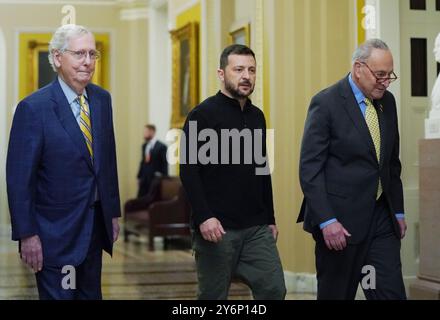 Washington, Usa. September 2024. Der ukrainische Präsident Wolodymyr Zelensky (C) geht mit dem Mehrheitsführer des Senats Chuck Schumer (R) und dem Minderheitenführer des Senats Mitch McConnell am Donnerstag, den 26. September 2024 im US-Kapitol in Washington DC. Zelensky wird bei einem Treffen mit US-Beamten diese Woche einen „Plan für den Sieg“ skizzieren. Foto: Bonnie Cash/UPI Credit: UPI/Alamy Live News Stockfoto