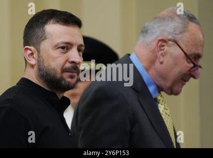 Washington, Usa. September 2024. Der ukrainische Präsident Wolodymyr Zelensky (L) geht mit dem Mehrheitsführer des Senats Chuck Schumer am Donnerstag, den 26. September 2024, im US-Kapitol in Washington DC. Zelensky wird bei einem Treffen mit US-Beamten diese Woche einen „Plan für den Sieg“ skizzieren. Foto: Bonnie Cash/UPI Credit: UPI/Alamy Live News Stockfoto