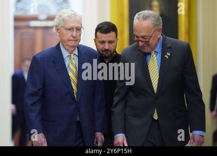 Washington, Usa. September 2024. Der ukrainische Präsident Wolodymyr Zelensky (C) geht mit dem Mehrheitsführer des Senats Chuck Schumer (R) und dem Minderheitenführer des Senats Mitch McConnell am Donnerstag, den 26. September 2024 im US-Kapitol in Washington DC. Zelensky wird bei einem Treffen mit US-Beamten diese Woche einen „Plan für den Sieg“ skizzieren. Foto: Bonnie Cash/UPI Credit: UPI/Alamy Live News Stockfoto