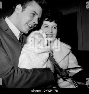 29. Januar 1961: Der britische Popstar Marty Wilde mit seiner Frau Joyce und seiner zwei Monate alten Tochter Kim Wilde. Marty tourte durch Südafrika, bevor er nach London zurückkehrt, um in der neuen amerikanischen Musikshow „Bye, Bye Birdie“ zu spielen. Stockfoto