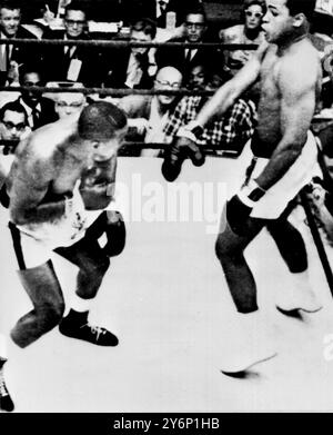 Der neue Schwergewichtsmeister Cassius Clay wird von Sonny Liston während des Schwergewichtstitels am 26. Februar 1964 in die Seile geholt Stockfoto