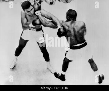 Der neue Schwergewichtsmeister Cassius Clay gegen Sonny Liston während der ersten Runde des Weltmeisterschaftstitels im Schwergewicht am 26. Februar 1964 Stockfoto