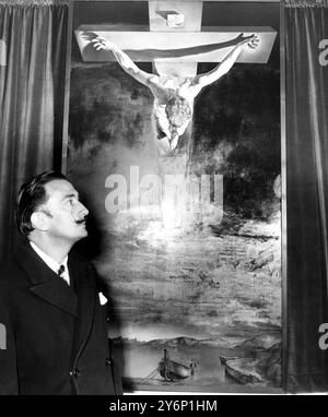 Wahrscheinlich ist das PORTRÄT CHRISTI, mit dem der 47-jährige spanische surrealistische Maler Salvador Dali heute (Montag) in der Lefevre Gallery in der Bruton Street in London abgebildet ist, ebenso viel zu diskutieren wie einige der früheren Arbeiten des Künstlers. DALI hält dies für sein größtes Gemälde. Er arbeitete daran, bis er sein spanisches Haus in Port Lligat verließ, um nach London zu kommen. Das Bild zeigt eine extrem verkürzte Figur von Christus am Kreuz und misst sieben Meter mal fünf. Es ist in der Ausstellung von Dalis Werken enthalten - sein erstes in London für Dalis Wroks - sein erstes in L Stockfoto