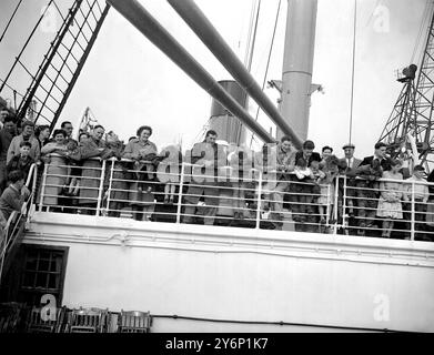 3. April 1956: Southampton (Hampshire): Passagiere säumen die Schienen des Cunard Liners Franconia, nachdem das Schiff nach New York, USA, nach seiner Abreise in die Southampton Docks zurückgekehrt war. Stockfoto