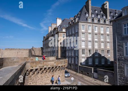 Saint-Malo (Bretagne, Nordwestfrankreich): Fassaden von Gebäuden entlang der Uferpromenade und Stadtmauer mit dem Stadttor „porte d'Estrée“ Stockfoto