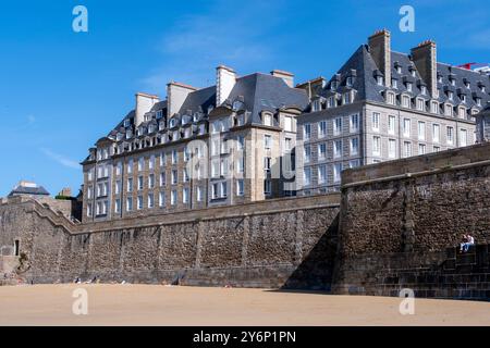 Saint-Malo (Bretagne, Nordwestfrankreich): Fassaden von Gebäuden entlang des Ufers und des Strandes plage du Mole Stockfoto
